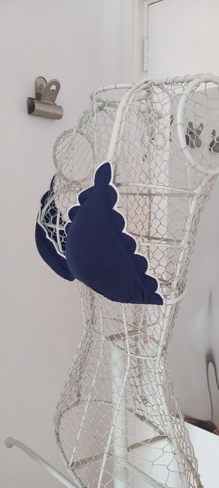 Top de biquini azul marinho bordas recortadas (scalloped)