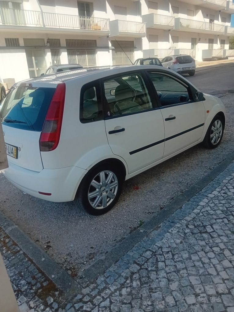 Vendo ford fiesta 1.4 16v gasolina ano 2002