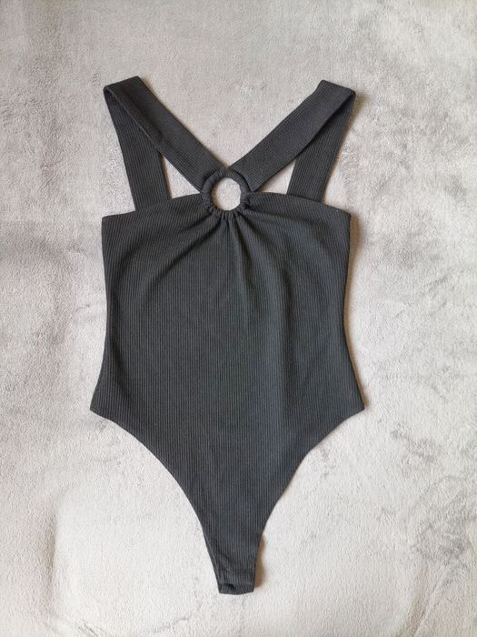 Prążkowane body na grubych ramiączkach dekolt V Primark