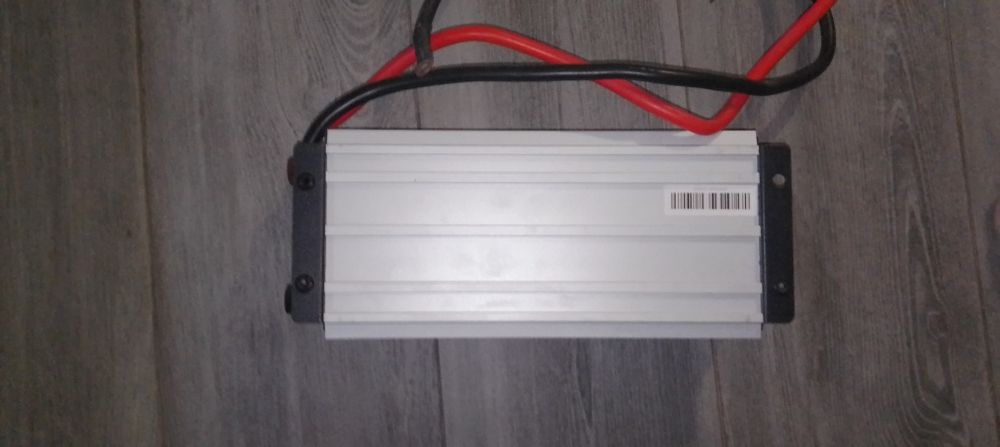 Luxeon IPS‑2000S — автомобільний інвертор 12в DC / 220 -230 в AC
Luxeo