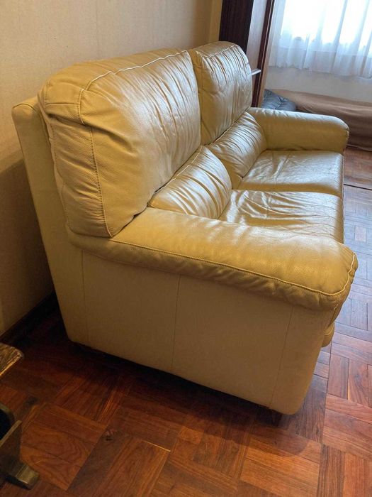 Sofa e poltronas em pele 1 sofa bege e 2 poltronas castanhas