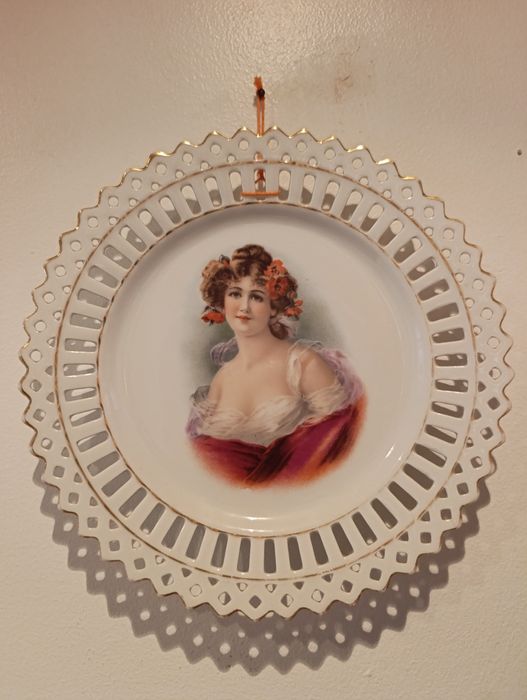 Pratos com fio de ouro