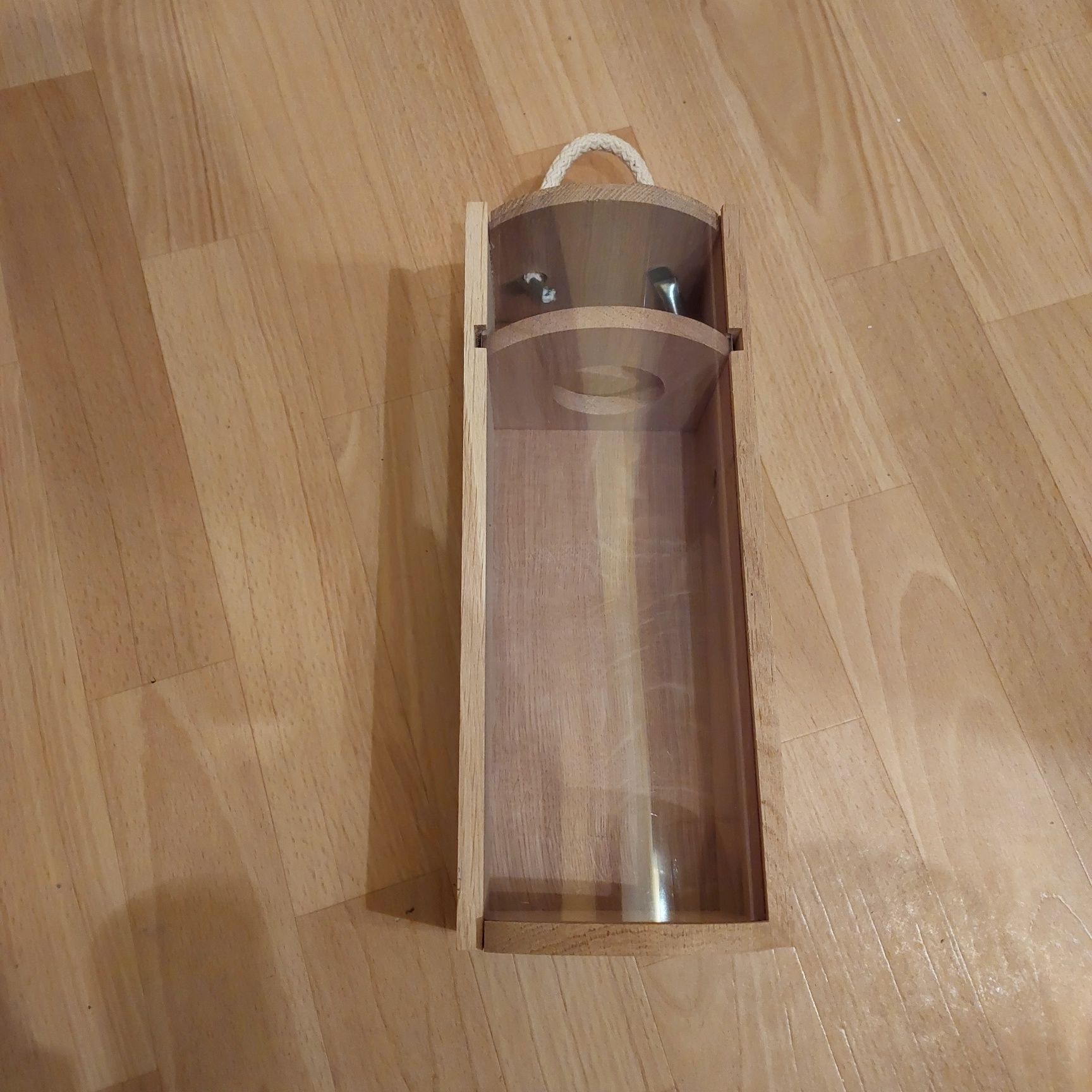 Pudelko drewniane z szybką na Wódkę Dębowa o poj. 0,5L, wys. 30cm