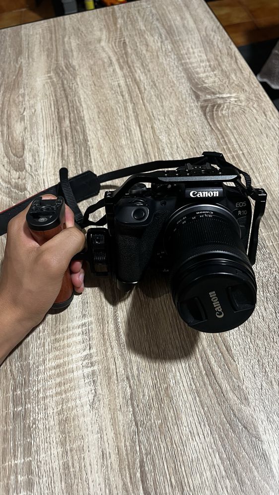 Canon R10 em bom estado com acessórios, caixa e garantia