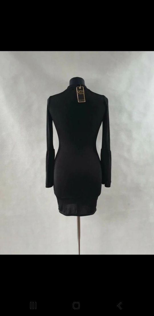 Czarna elastyczna dopasowana krótka sukienka z rozszerzanymi rękawkami