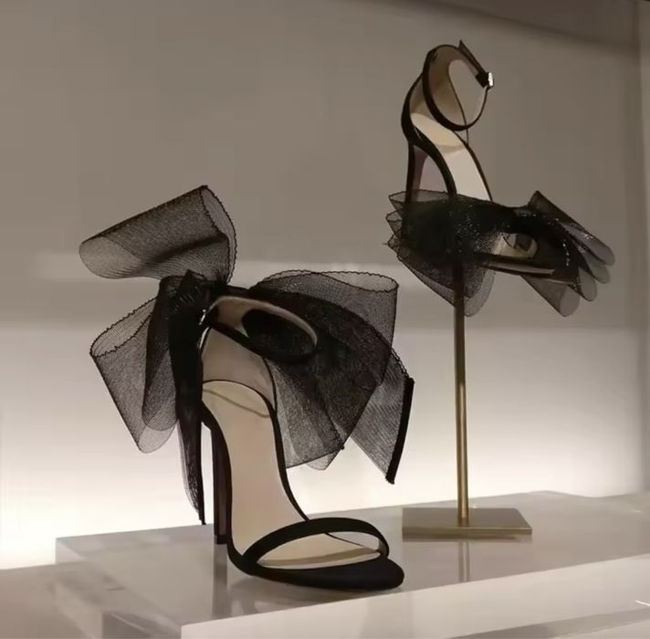 Босоножки с бантиками на каблуке