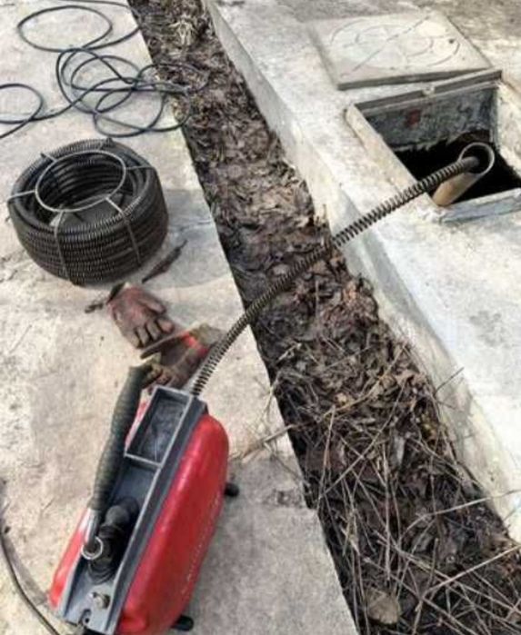 Сантехнік, чищення каналізації