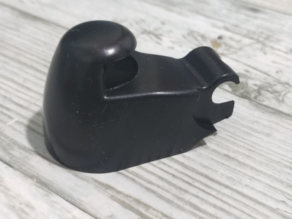 Кришка форсунки омивача заднього склоочисника.