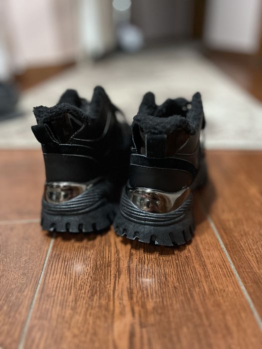 Жіночі теплі кросівки