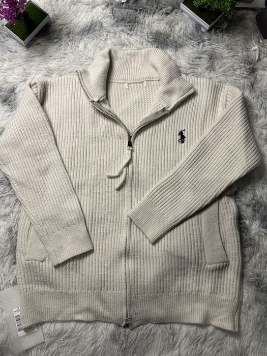 Світер на замку