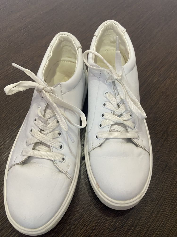 Кросівки білі на шнурках
