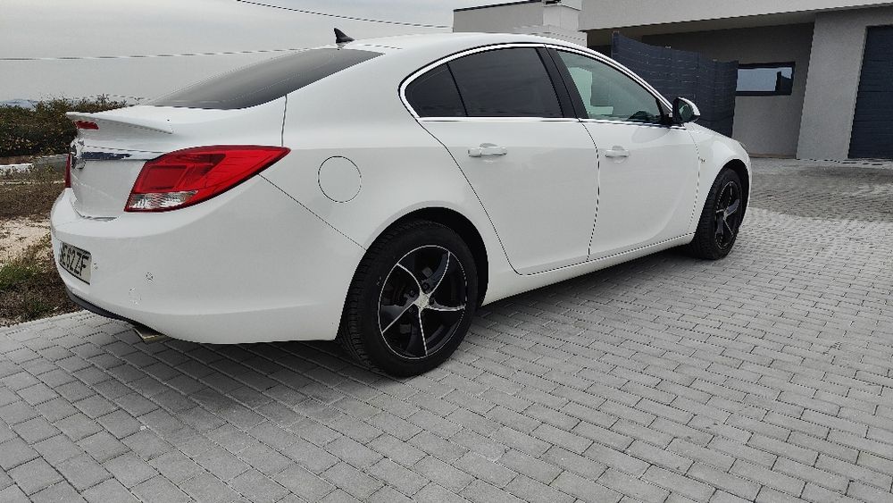 Opel Insignia com inspeção até Outubro de 2026