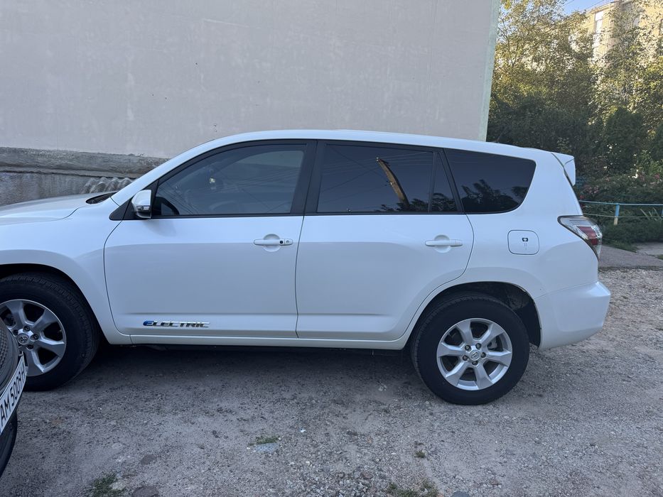 Toyota rav4, electric 42kw запас ходу 150-170км