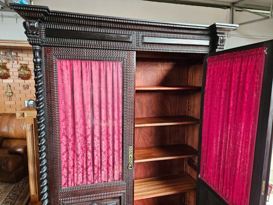 Excelente livreiro antigo em madeira maciça - Muito bom estad