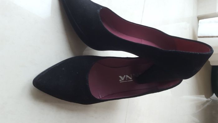 Sapatos de salto alto em bico