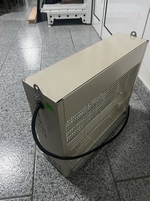 Luz contra moscas e mosquitos