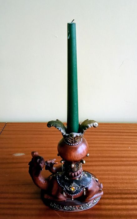 Świecznik z Tunezji w kształcie wielbłądów