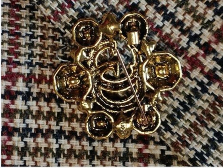 Nowa piękna broszka logowana złota z kamieniami GG Gucci.