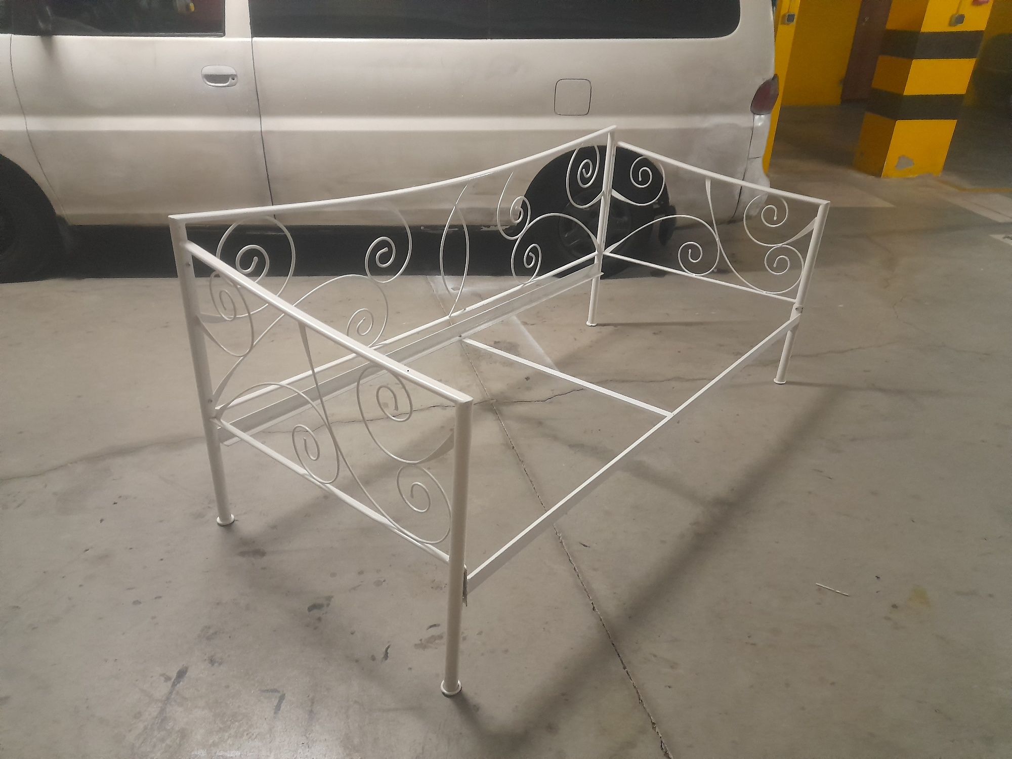 Cama solteiro Ikea em metal branca com colchão incluido