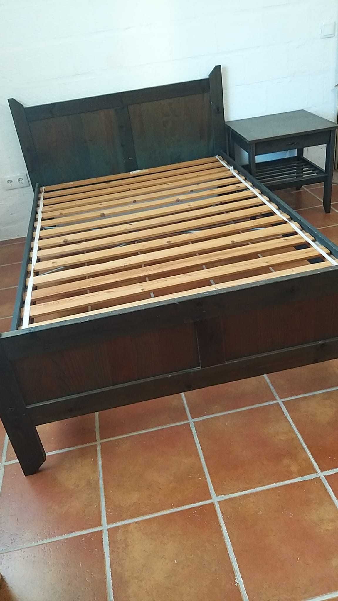 Conjunto IKEA - Cama de solteiro com mesa de cabeceira