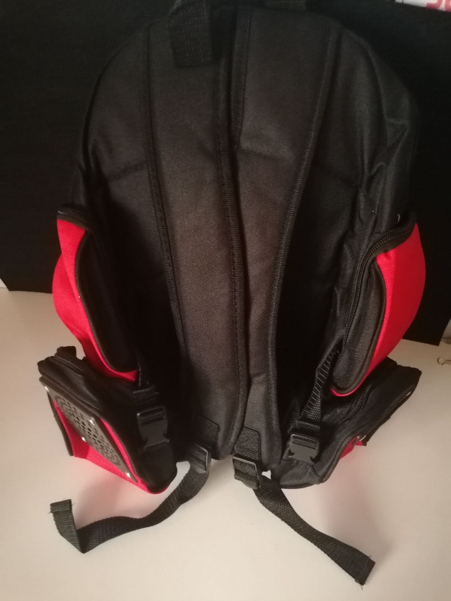 Mochila com colunas com publicidade da Coca-Cola