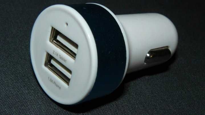 Автомобильная универсальная зарядка в Прикуриватель 2 USB 1А 2.1A