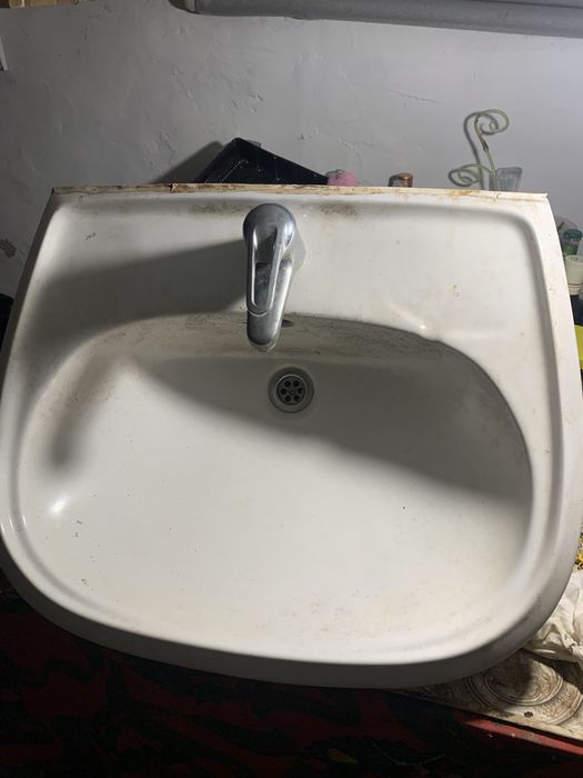 Два раковини Jika та один пʼєдестал