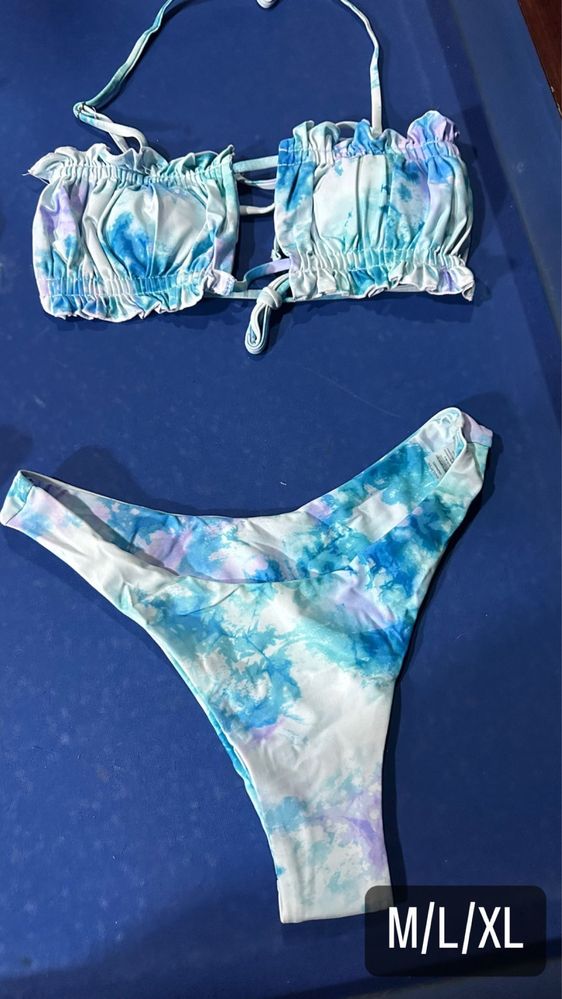 Bikinis de várias cores e tamanhos