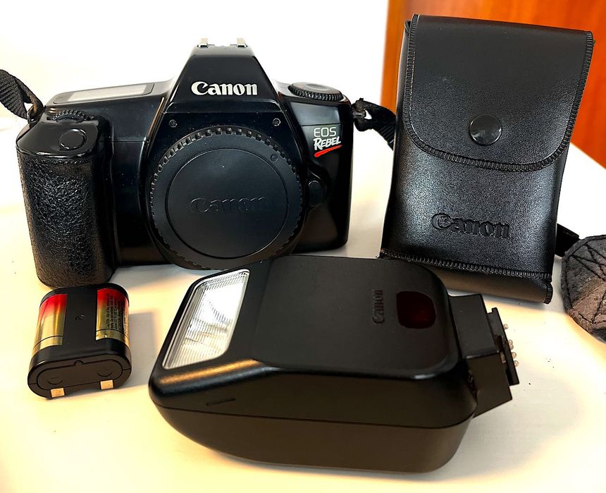 Máquina Fotográfica CANON EOS REBEL (CORPO) + Flash — 50€