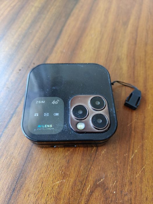 Telefon z klapką marki Servo,2 karty SIM