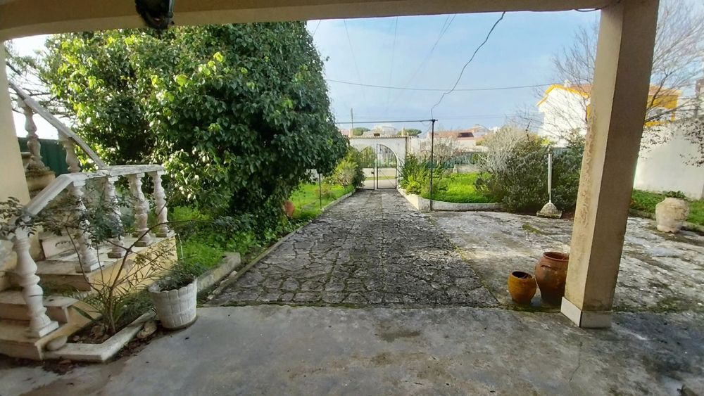 Vende-se vivenda em lote com 806m2