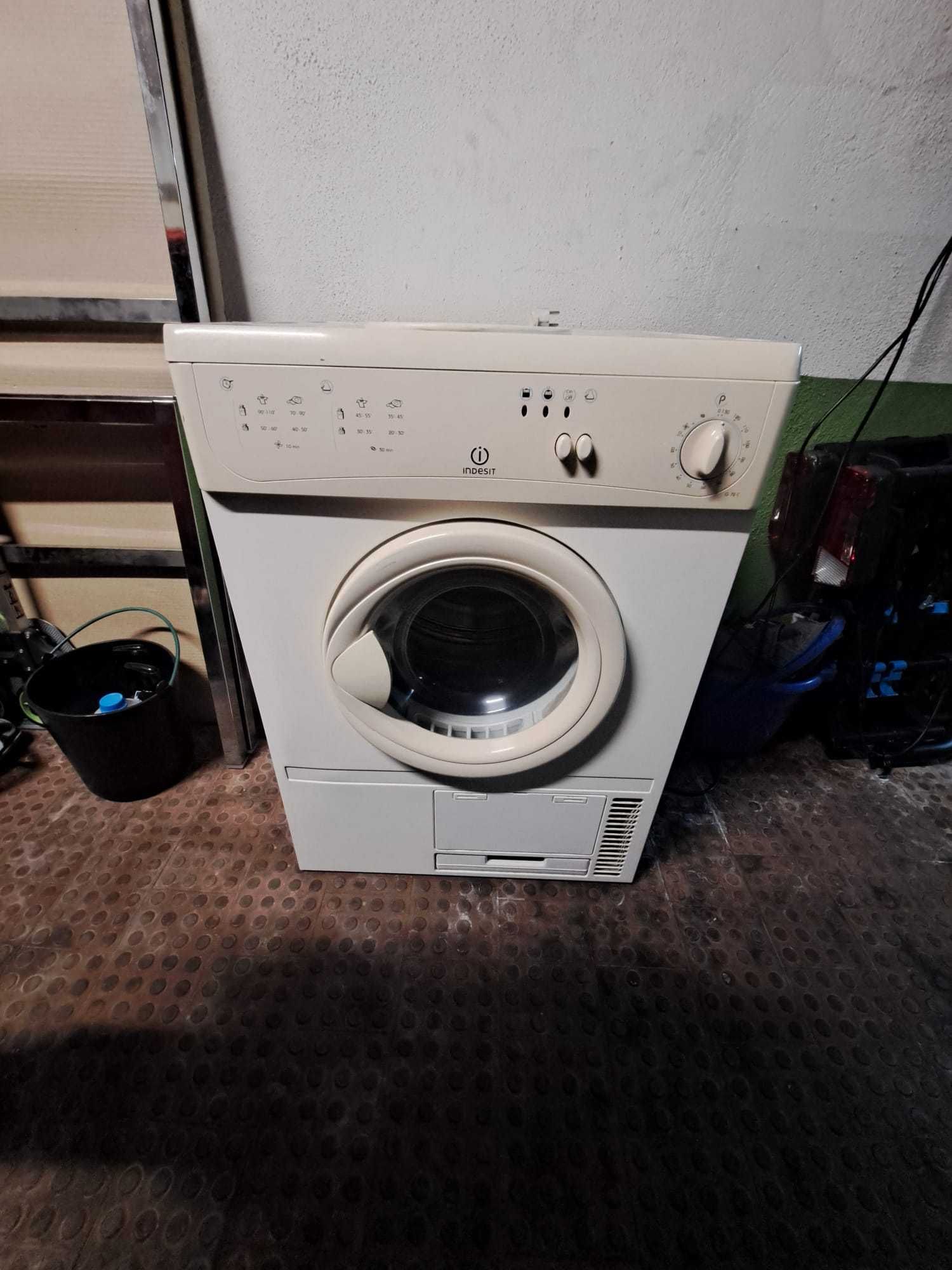Máquina de secar roupa Indesit