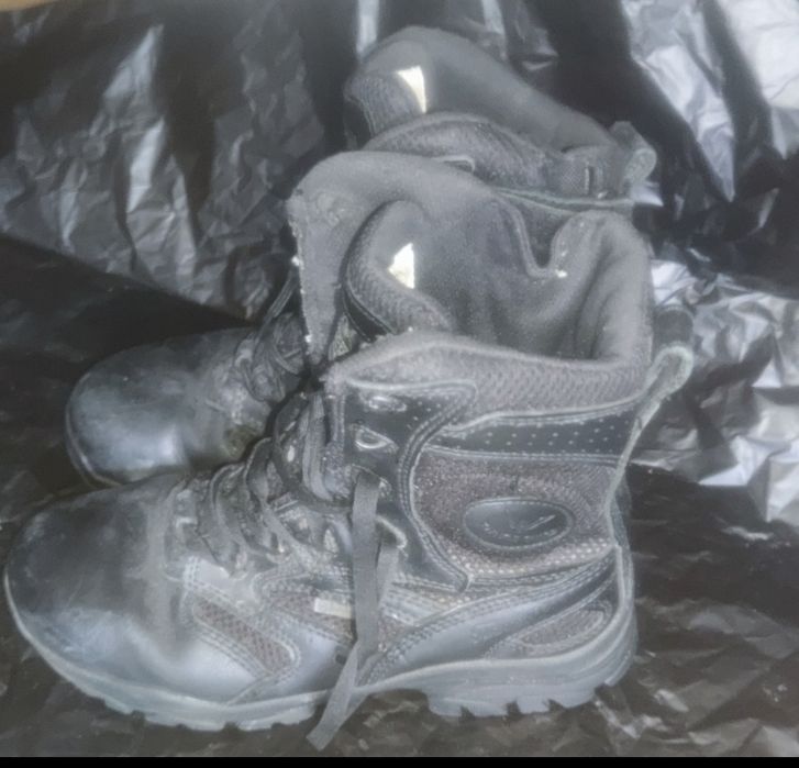 Продаються чоловічі ботинки