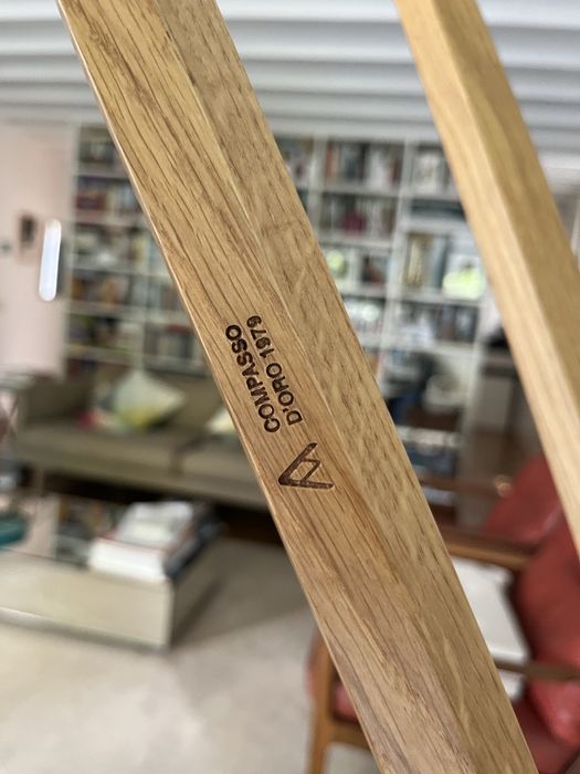 Bengaleiro Sciangai em carvalho maciço da Zanotta.