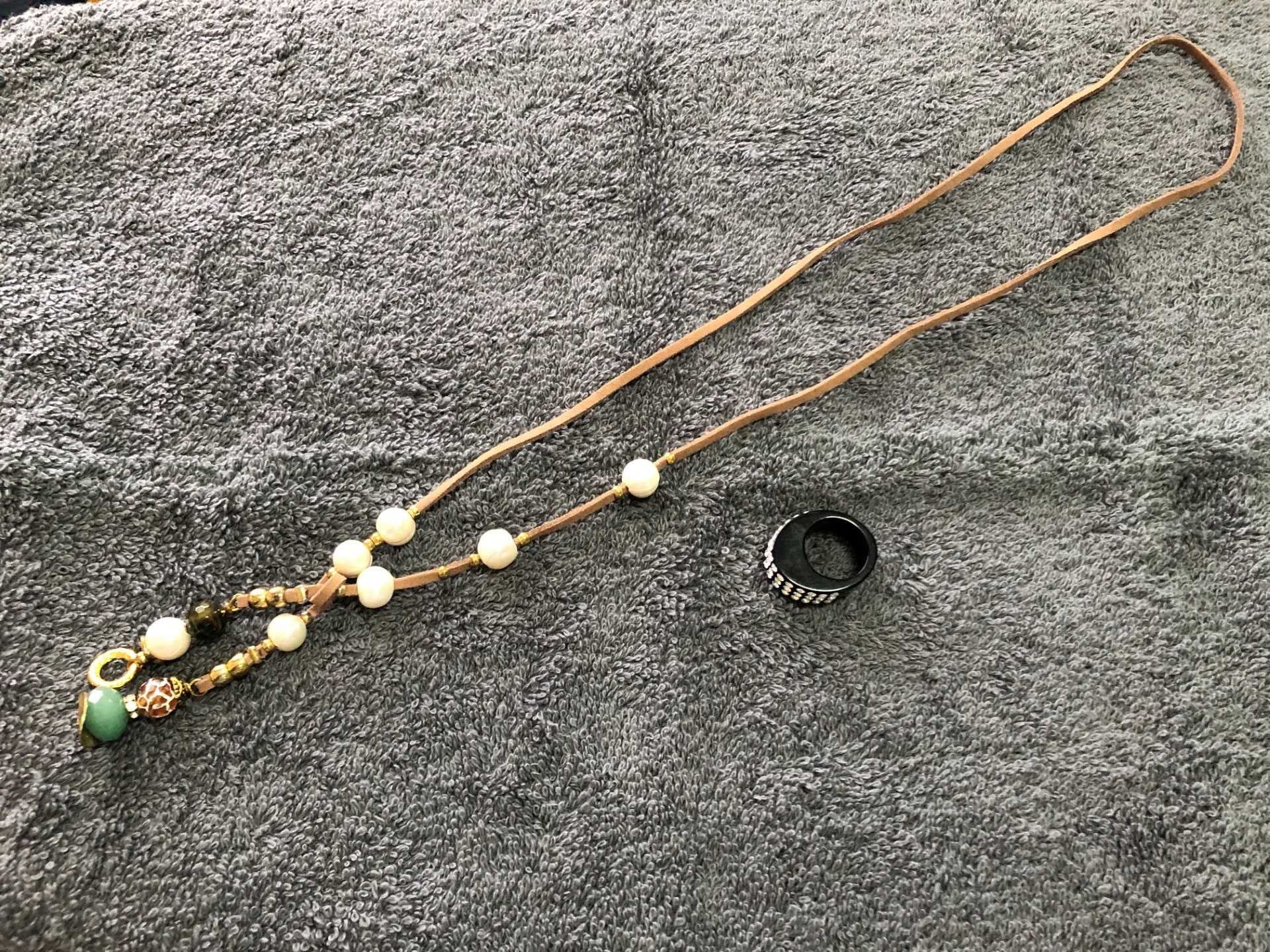 1 Fio de couro com pérolas e pedras + 1 Anel com pedras brilhantes