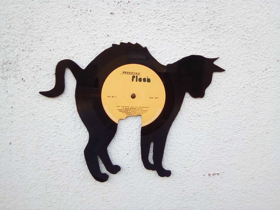 Silhueta Gato feita de um disco de vinil LP