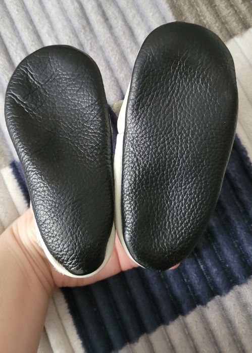 Продам кожанные пинетки (для первых шагов)