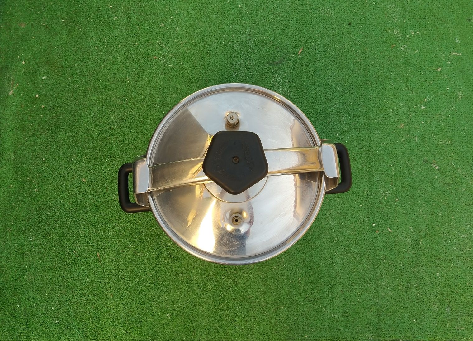 Panela de pressão NORTINOX 8 litros.