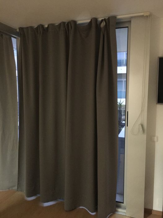 Cortinado em tecido Blackout cinzento