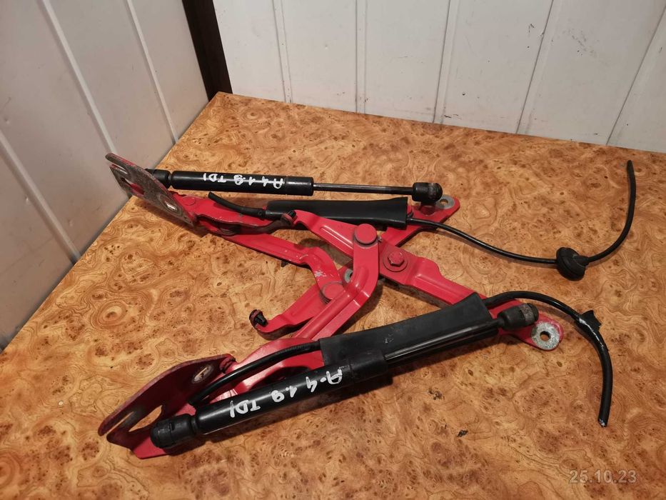 Audi A4 B5 sedan zawiasy + siłowniki tylnej klapy