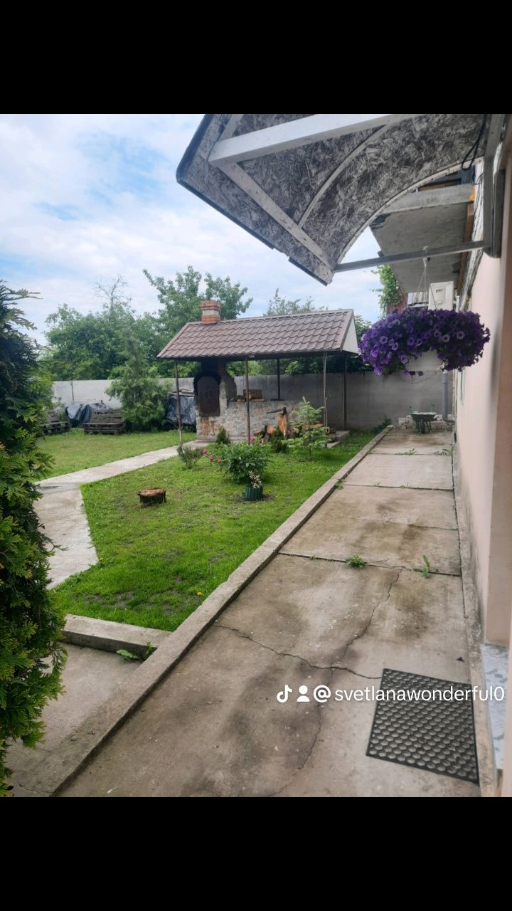 Рибалка, пляж, будинок на березі річки Піщанка