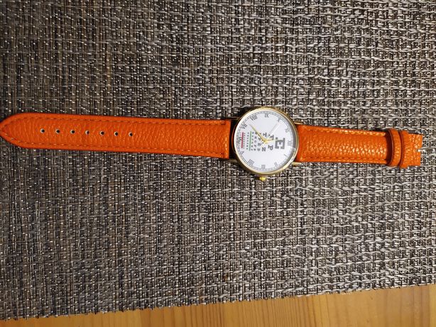 Zegarek z pomarańczowym paskiem