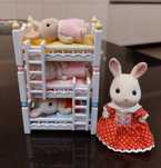 Sylvanian 2919 3-piętrowe łóżko + 3 maluszki + królik dziewczynka