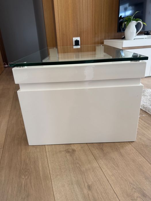 Mesa de centro com tampo em vidro
