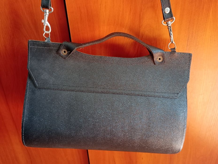 Czarna torebka skórzana