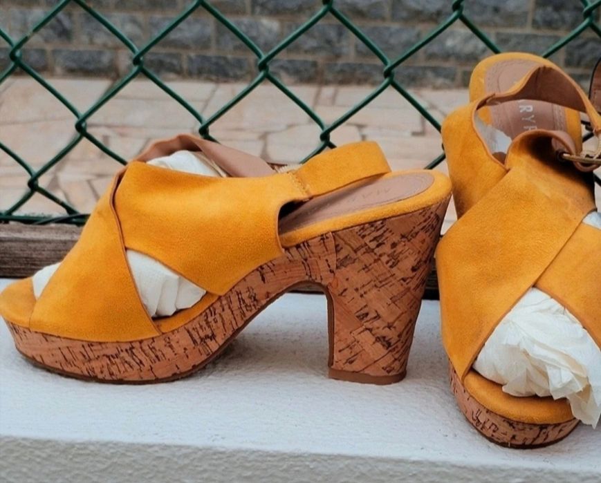 Sandália MaryPaz tacão camurça cor Mostarda