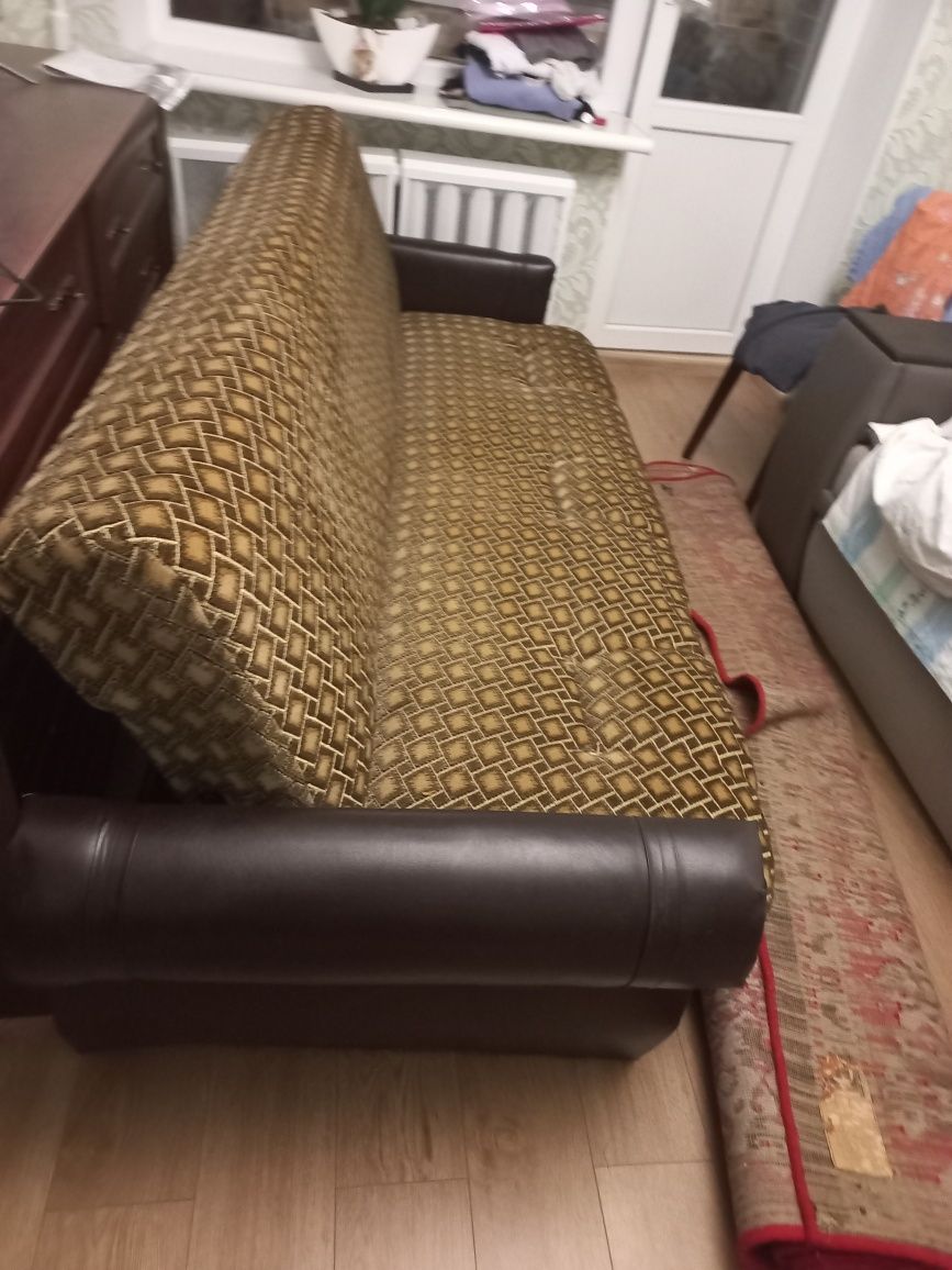 Продам    диван  в задовільному стані.