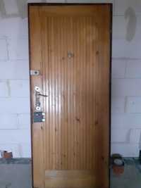 Drzwi zewnętrzne drewniane tymczasowe na budowe używane