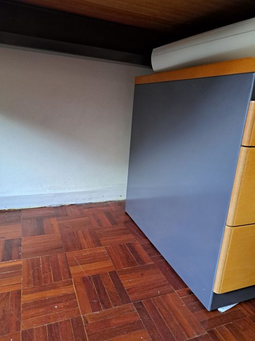 Vendo secretária e estirador