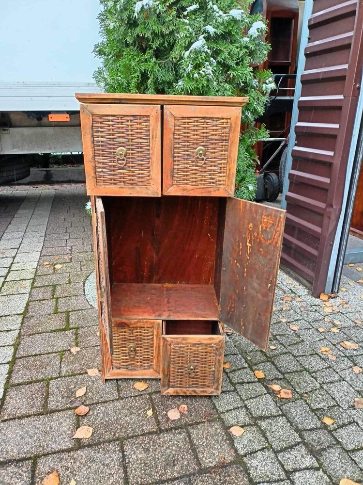 Sliczna komodka z wiklinowymi dodatkami